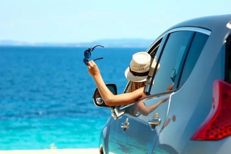 Louer une voiture en vacances, Antibes, Hello Côte d’Azur